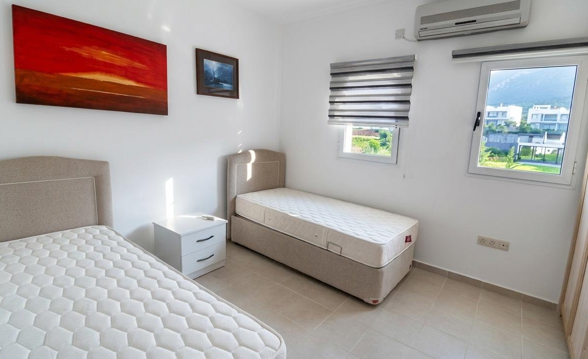 100 METERS TO THE SEA: PENTHOUSE WITH PRIVATE ROOF TERRACE – SOLE AGENT
