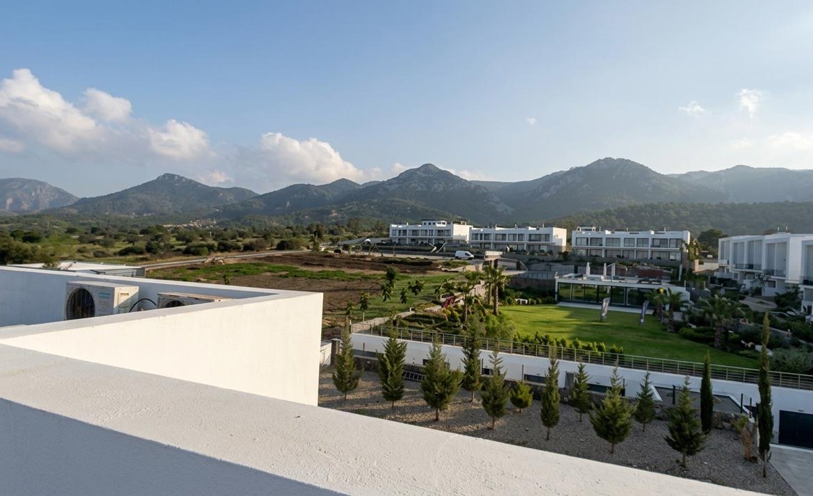 100 METERS TO THE SEA: PENTHOUSE WITH PRIVATE ROOF TERRACE – SOLE AGENT