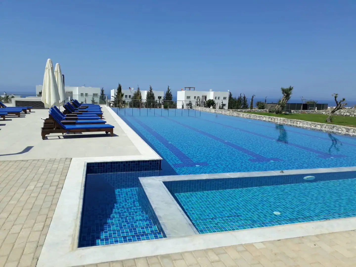 100 METERS TO THE SEA: PENTHOUSE WITH PRIVATE ROOF TERRACE – SOLE AGENT
