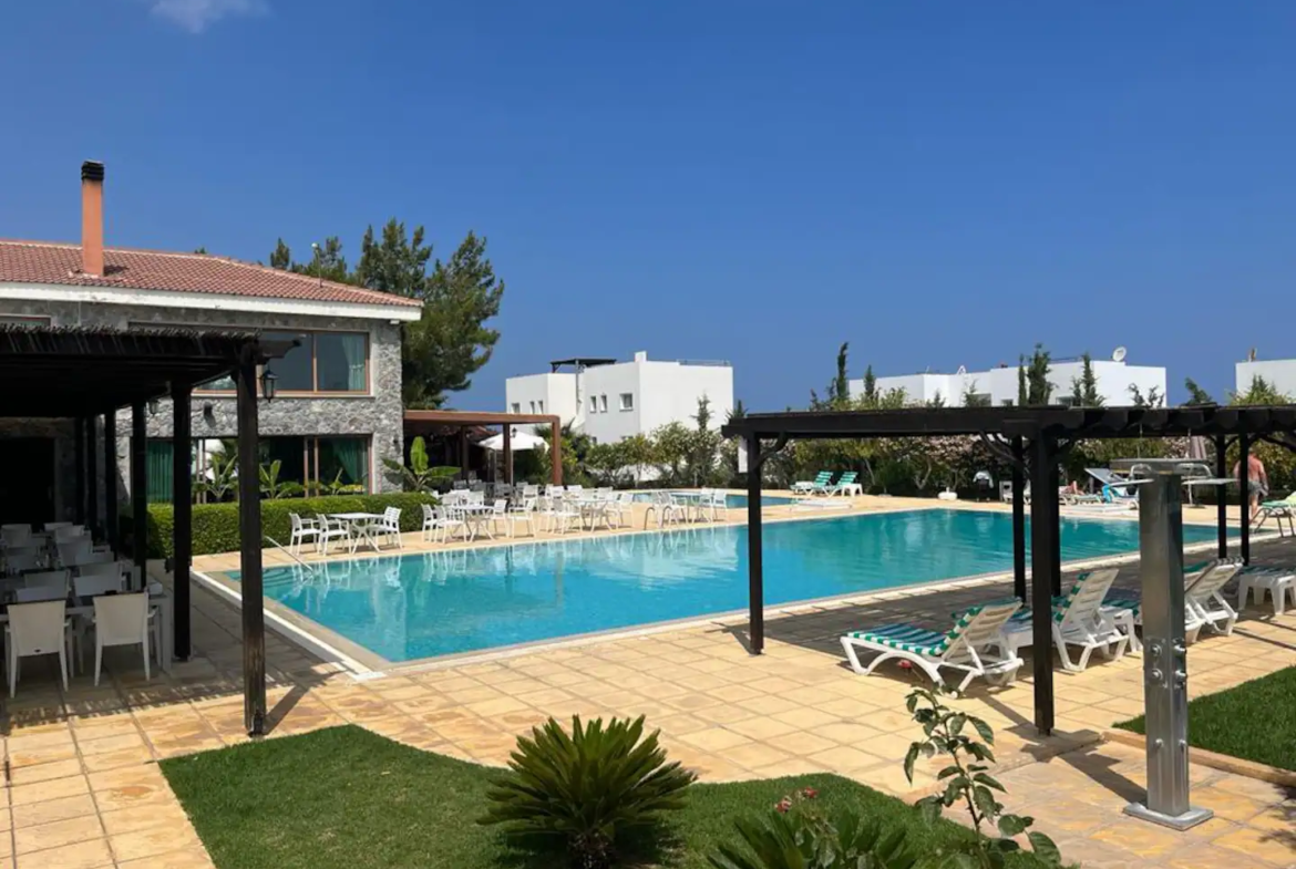 100 METERS TO THE SEA: PENTHOUSE WITH PRIVATE ROOF TERRACE – SOLE AGENT