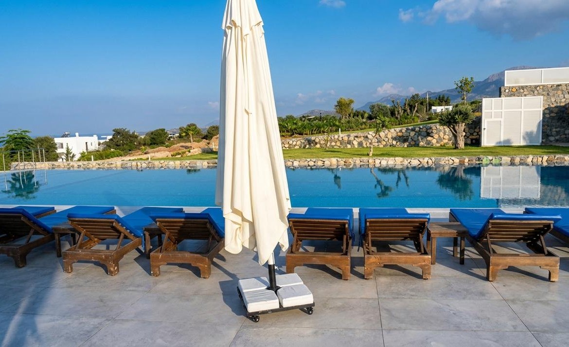 100 METERS TO THE SEA: PENTHOUSE WITH PRIVATE ROOF TERRACE – SOLE AGENT