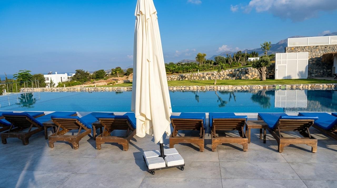 100 METERS TO THE SEA: PENTHOUSE WITH PRIVATE ROOF TERRACE – SOLE AGENT