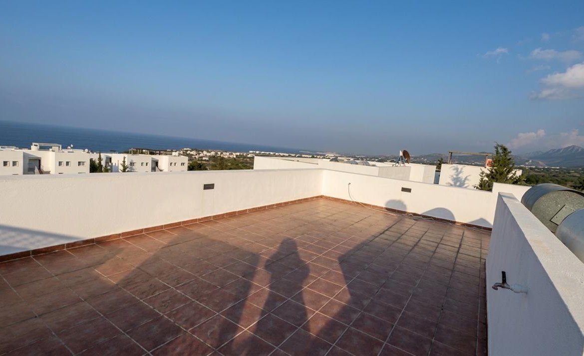 100 METERS TO THE SEA: PENTHOUSE WITH PRIVATE ROOF TERRACE – SOLE AGENT