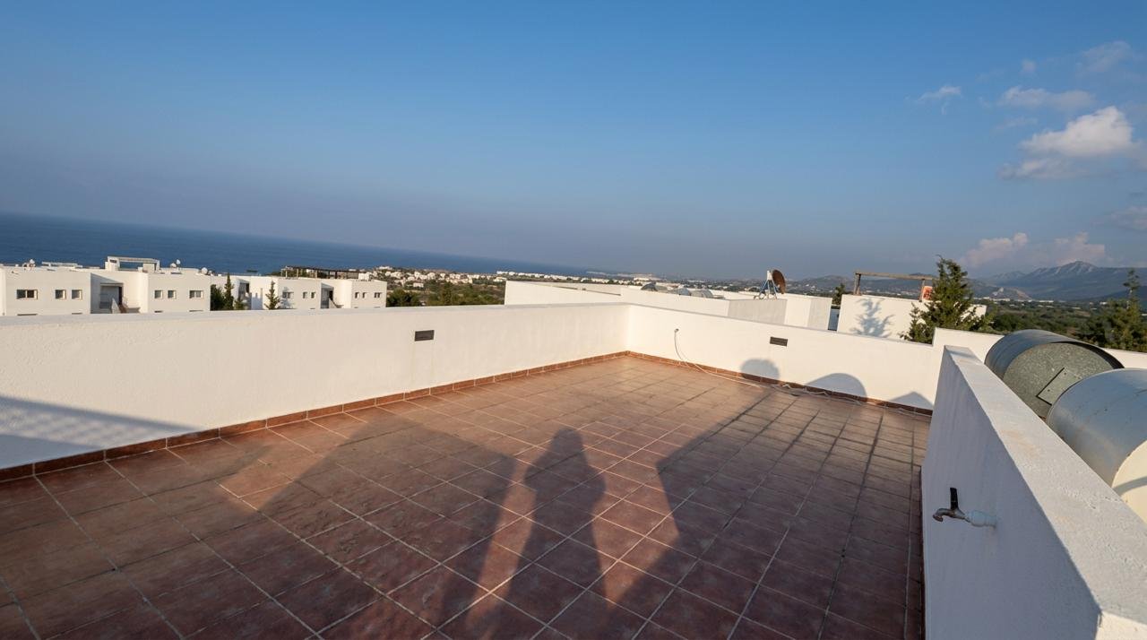 100 METERS TO THE SEA: PENTHOUSE WITH PRIVATE ROOF TERRACE – SOLE AGENT