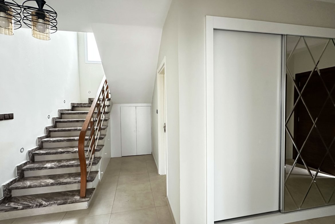 BRANDNEUE LUXUSVILLA MIT GROSSEM GARTEN