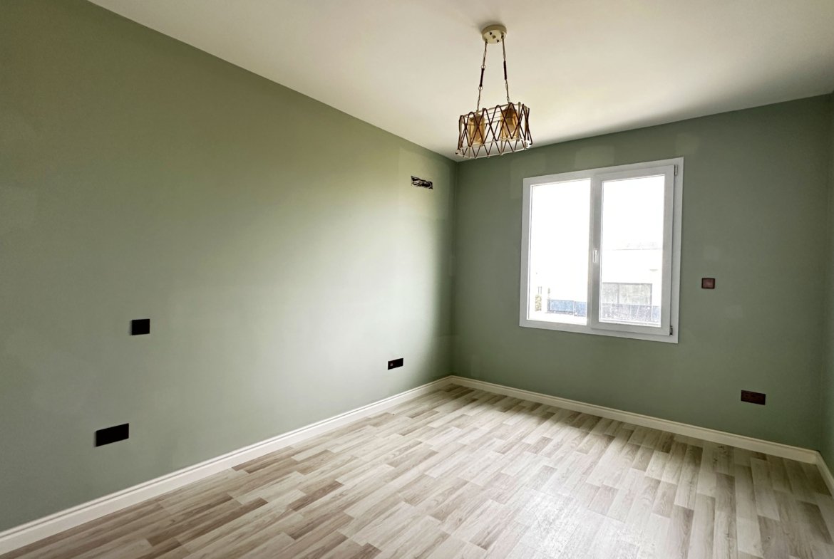 BRANDNEUE LUXUSVILLA MIT GROSSEM GARTEN