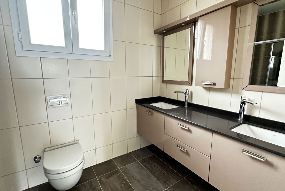 BRANDNEUE LUXUSVILLA MIT GROSSEM GARTEN