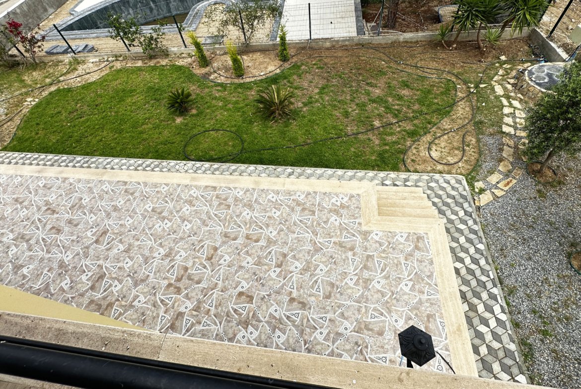 BRANDNEUE LUXUSVILLA MIT GROSSEM GARTEN