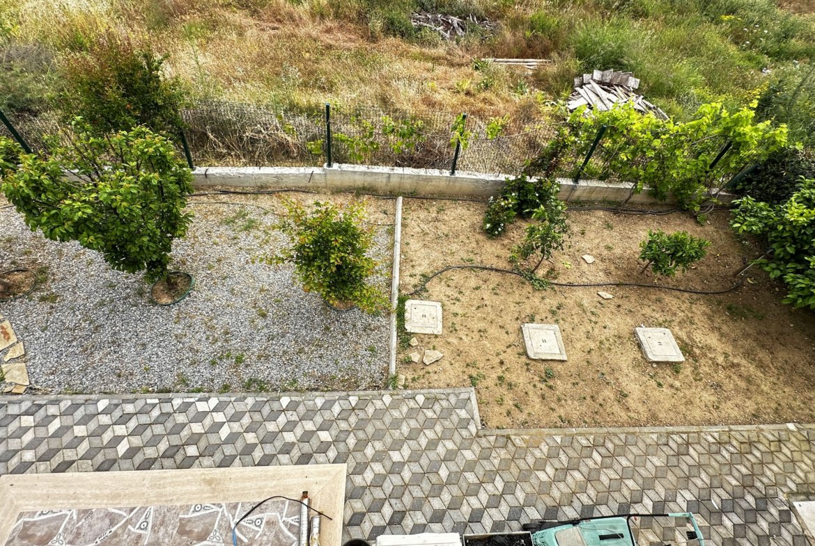BRANDNEUE LUXUSVILLA MIT GROSSEM GARTEN
