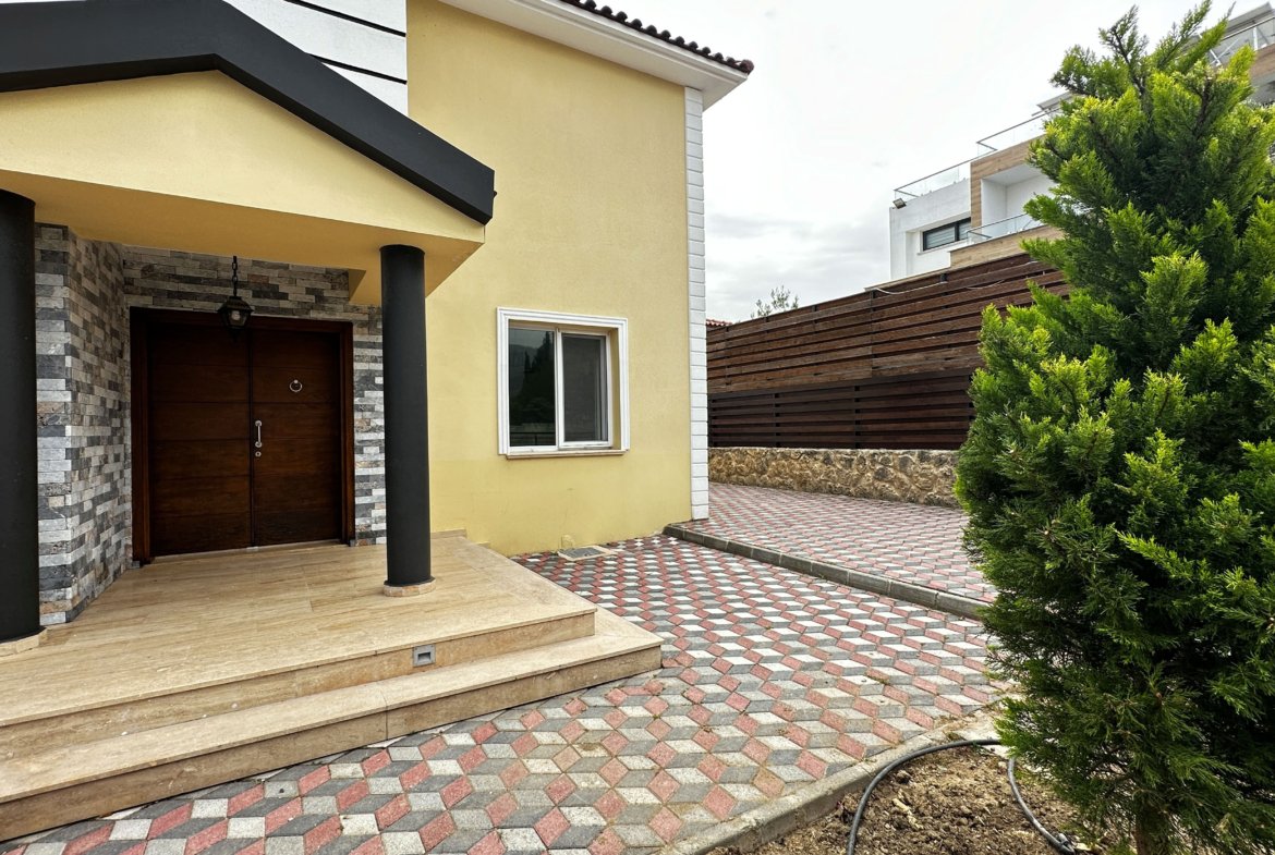 BRANDNEUE LUXUSVILLA MIT GROSSEM GARTEN