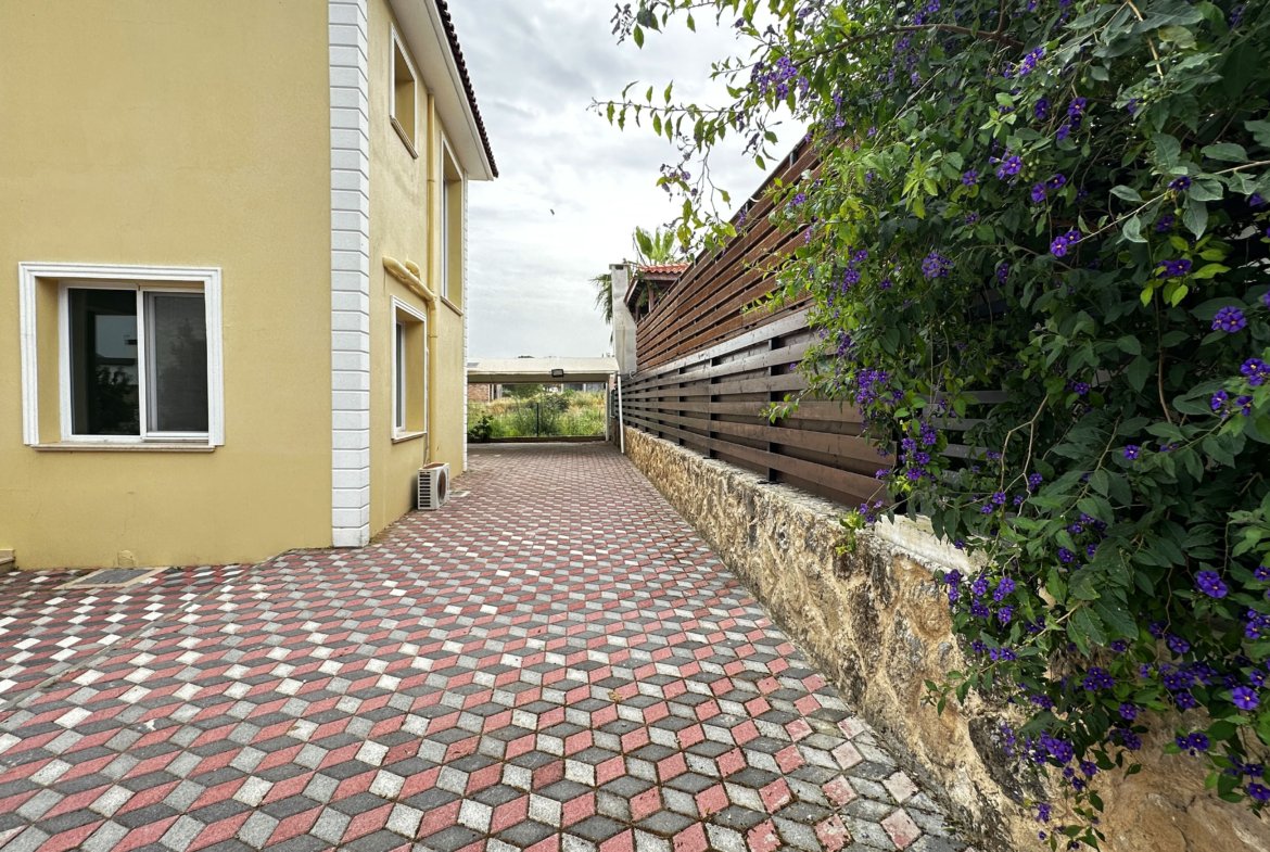 BRANDNEUE LUXUSVILLA MIT GROSSEM GARTEN