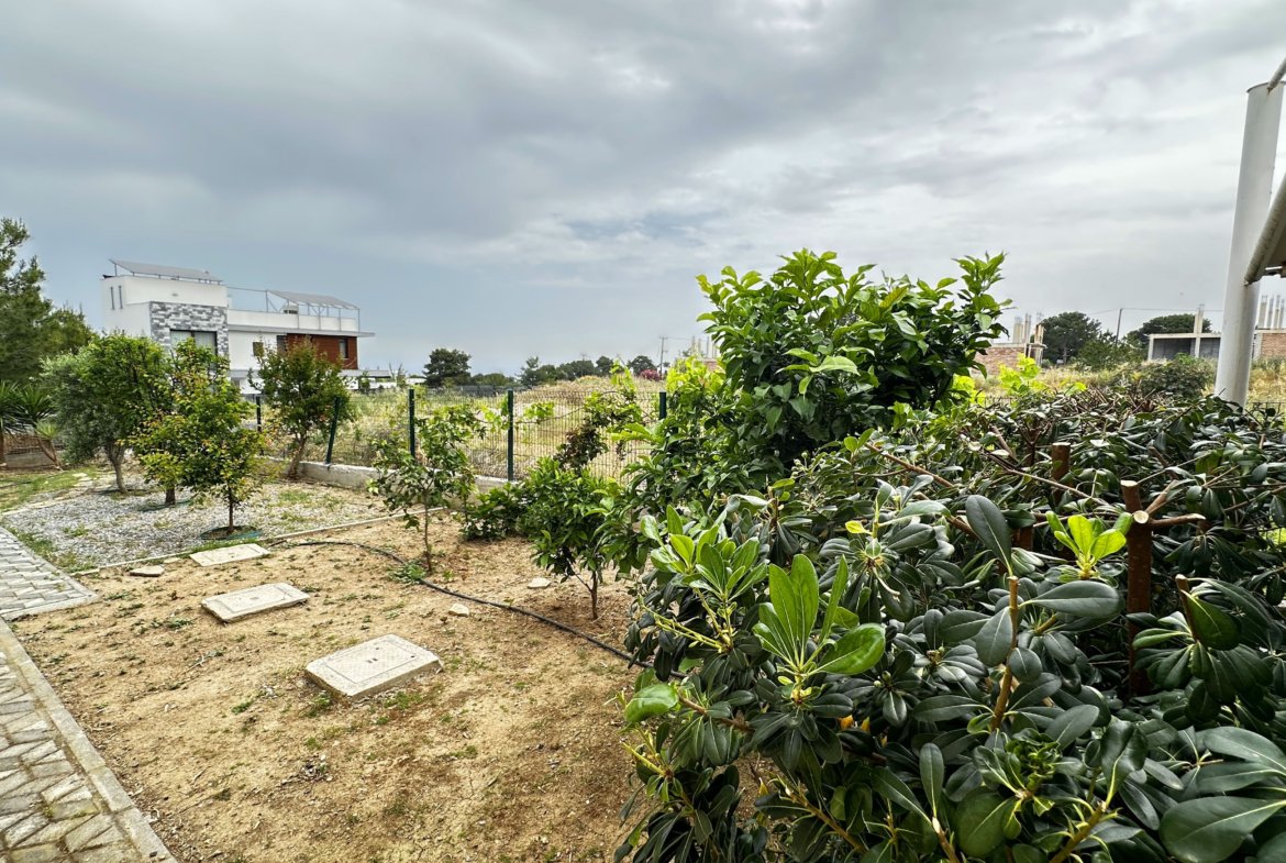 BRANDNEUE LUXUSVILLA MIT GROSSEM GARTEN