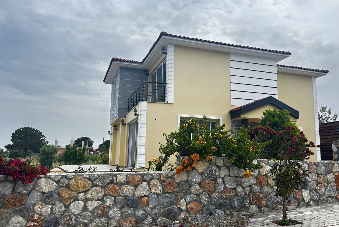 BRANDNEUE LUXUSVILLA MIT GROSSEM GARTEN