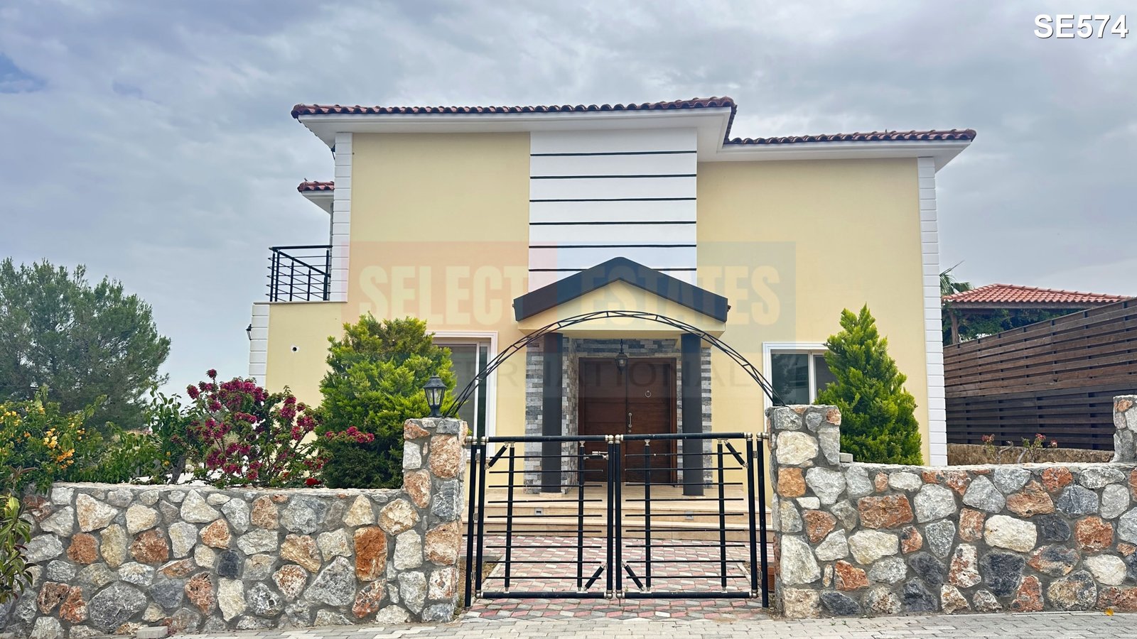 BÜYÜK BAHÇELI YEPYENI LÜKS VILLA