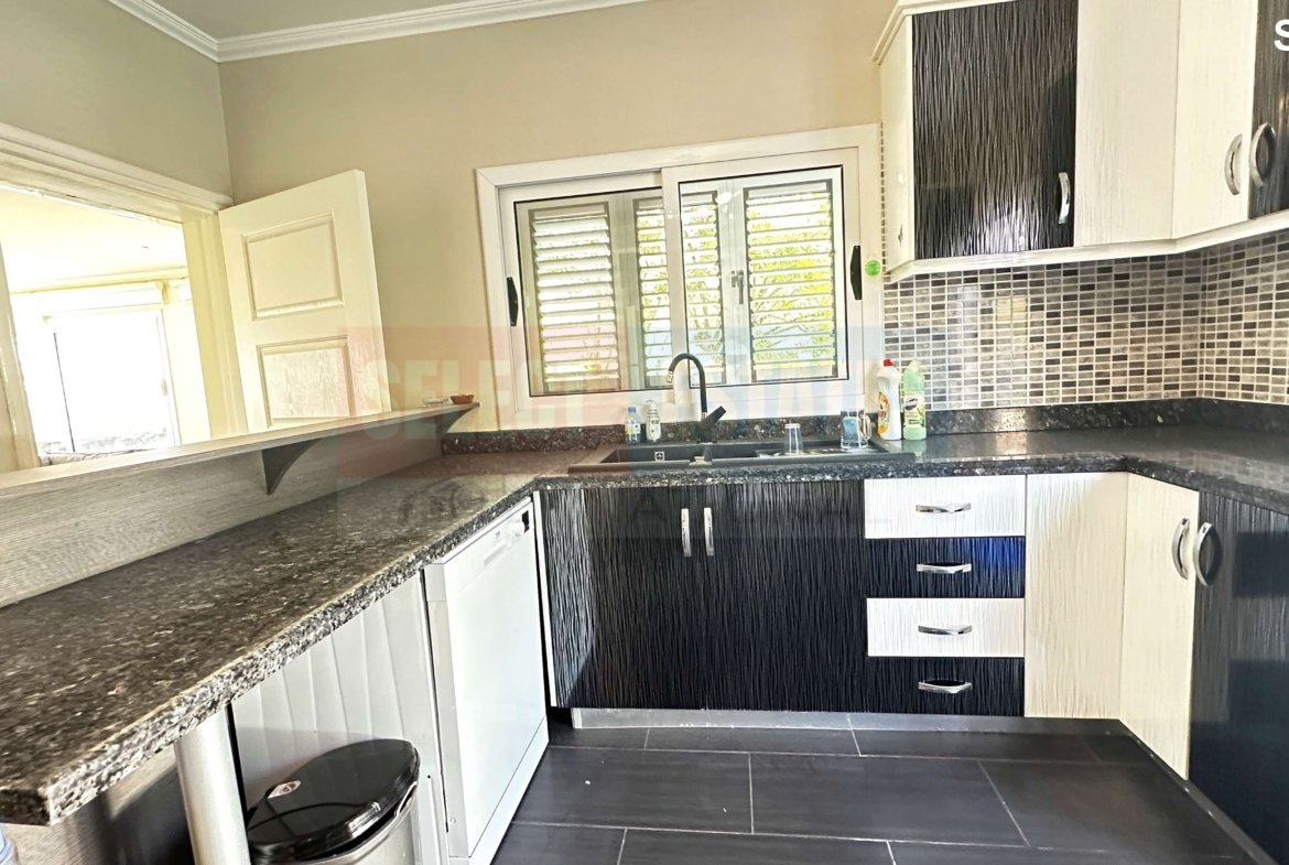 DETACHED BUNGALOW + INDEPENDENT GUEST HOUSE