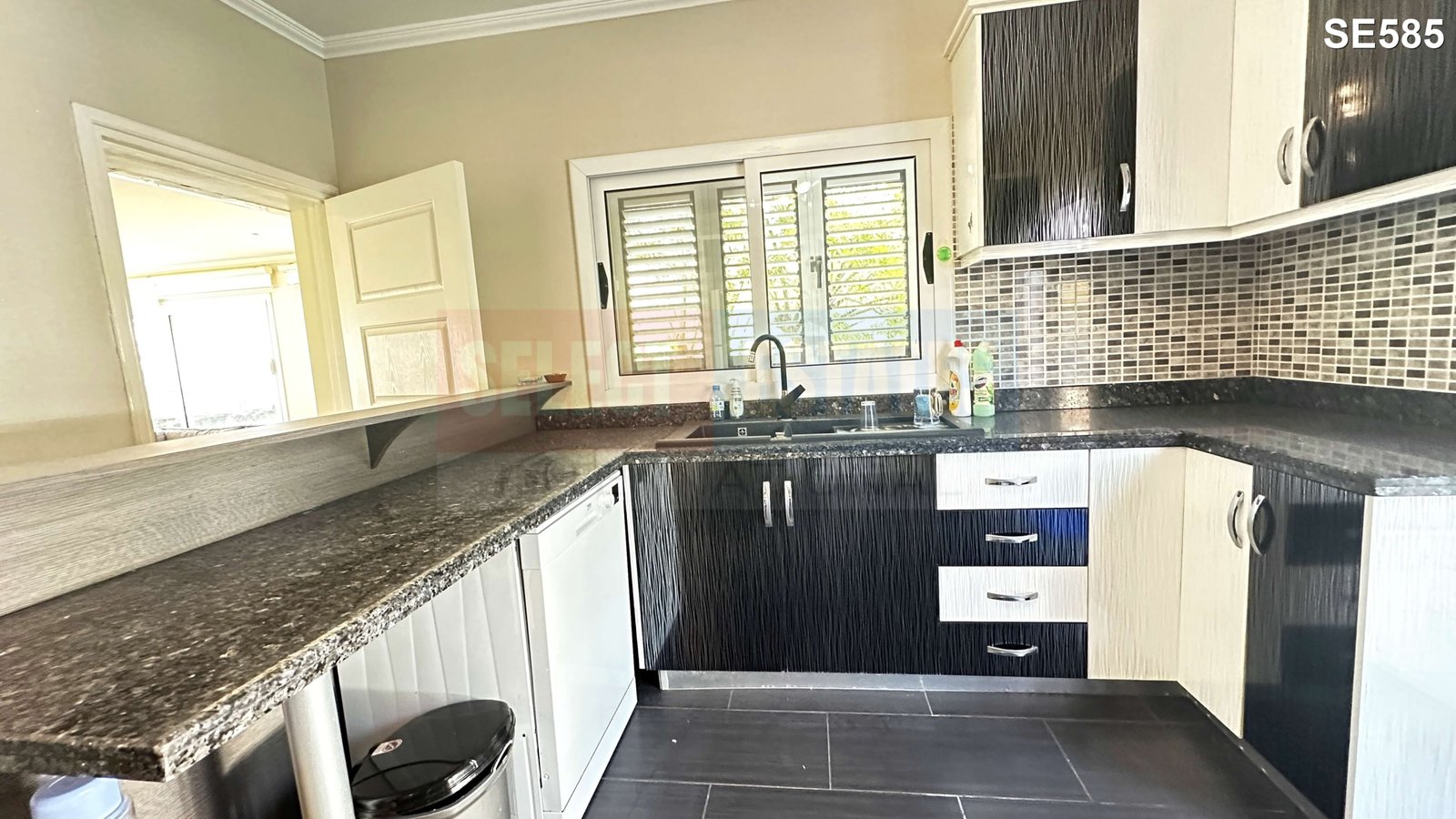 DETACHED BUNGALOW + INDEPENDENT GUEST HOUSE