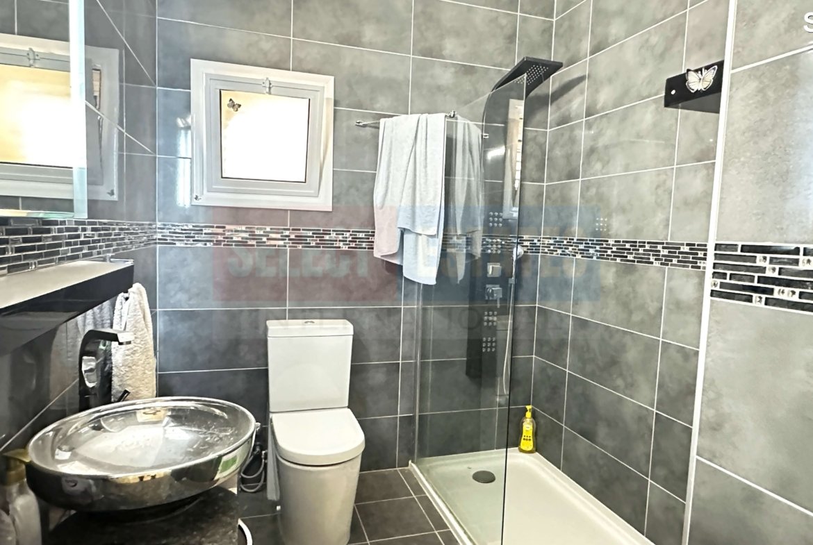 DETACHED BUNGALOW + INDEPENDENT GUEST HOUSE