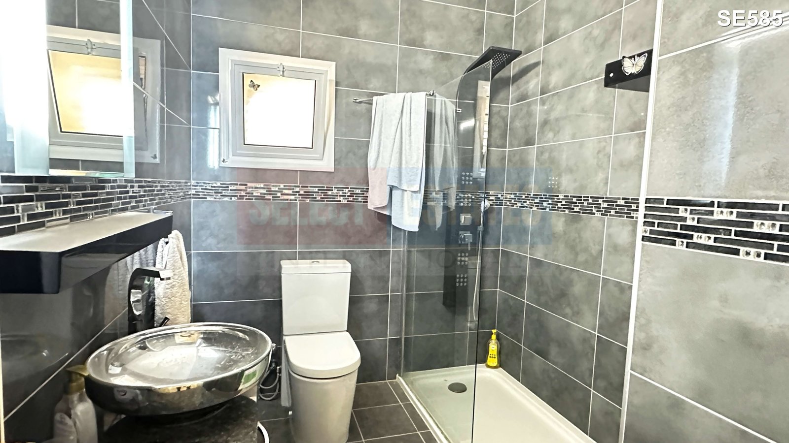 DETACHED BUNGALOW + INDEPENDENT GUEST HOUSE