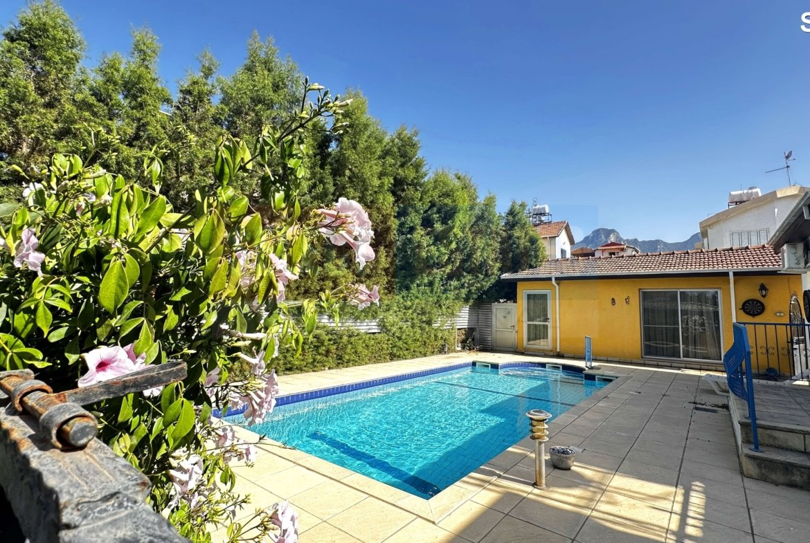 DETACHED BUNGALOW + INDEPENDENT GUEST HOUSE