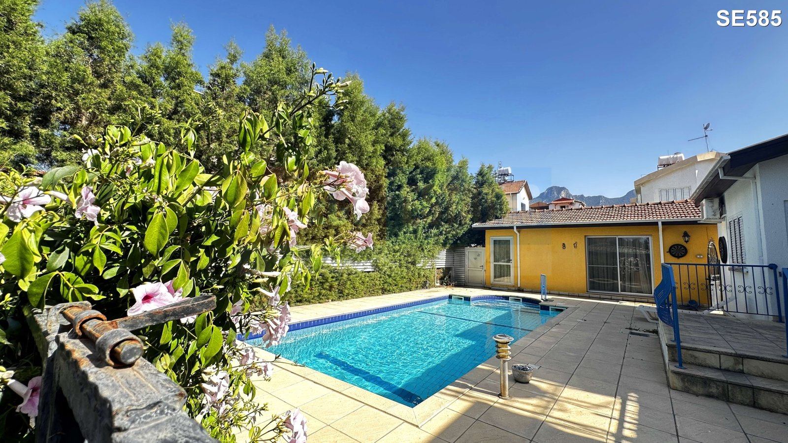 DETACHED BUNGALOW + INDEPENDENT GUEST HOUSE