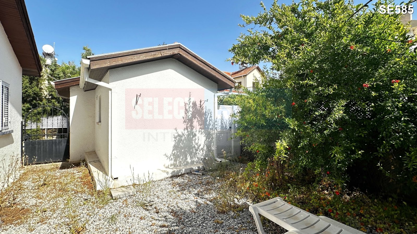 DETACHED BUNGALOW + INDEPENDENT GUEST HOUSE