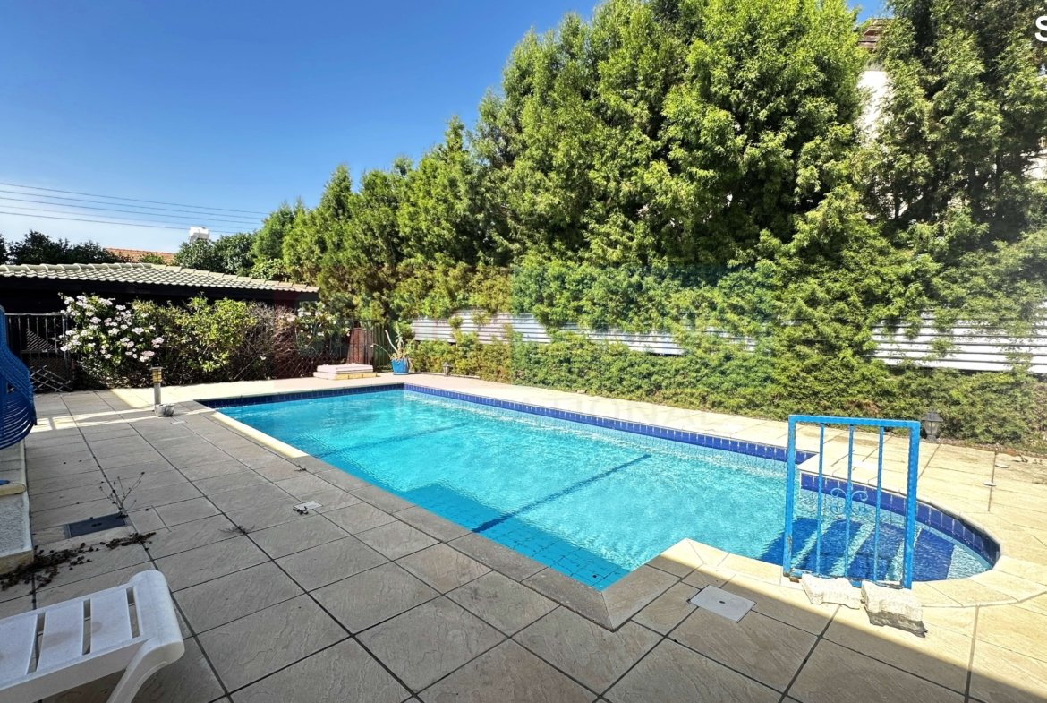 DETACHED BUNGALOW + INDEPENDENT GUEST HOUSE