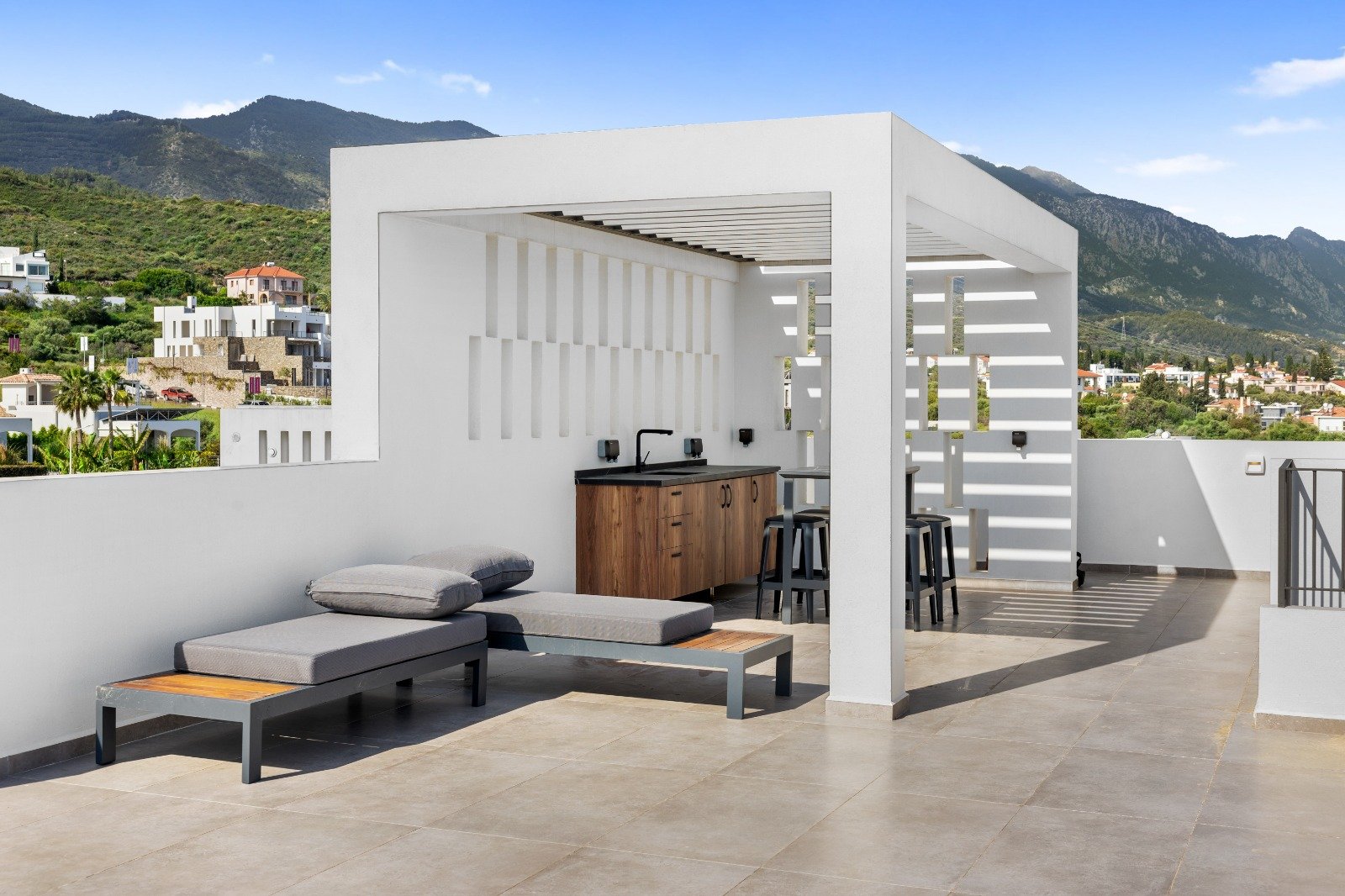 READY TO MOVE: FULLY FURNISHED LUXURY PENTHOUSE