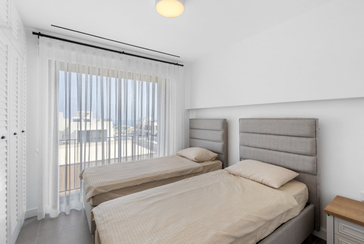 READY TO MOVE: FULLY FURNISHED LUXURY PENTHOUSE