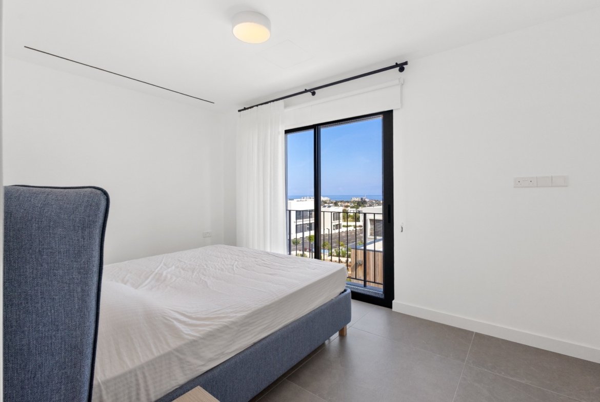 READY TO MOVE: FULLY FURNISHED LUXURY PENTHOUSE