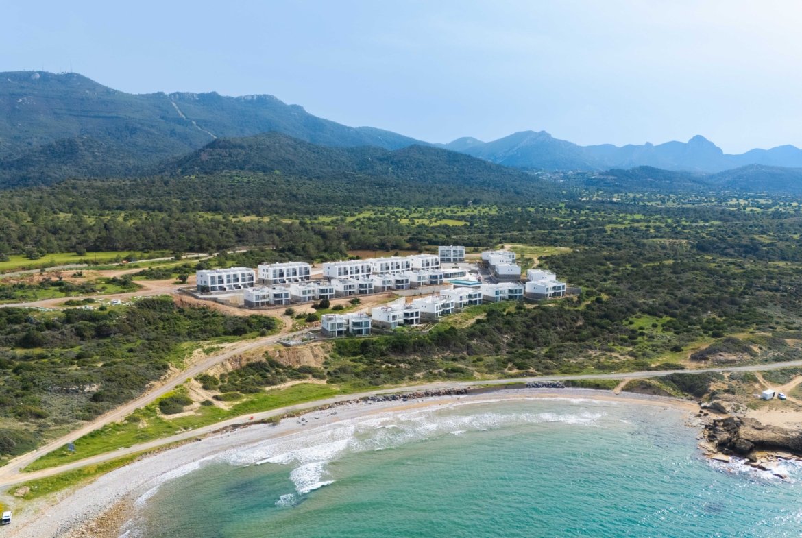 Nestled between the mountains and the sea. A brand-new, high-end, fully furnished, and modern dream villa in a prime, unobstructed oceanfront location—the kind you rarely find these days!