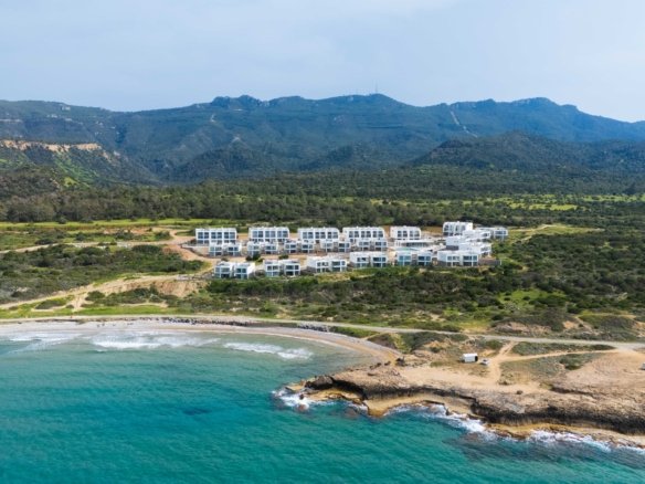 Nestled between the mountains and the sea. A brand-new, high-end, fully furnished, and modern dream villa in a prime, unobstructed oceanfront location—the kind you rarely find these days!
