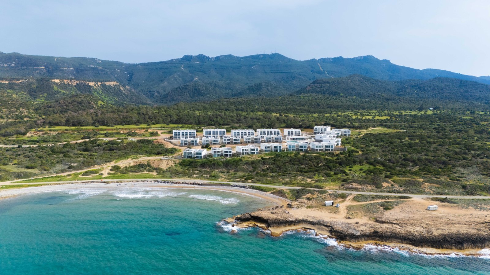 Nestled between the mountains and the sea. A brand-new, high-end, fully furnished, and modern dream villa in a prime, unobstructed oceanfront location—the kind you rarely find these days!