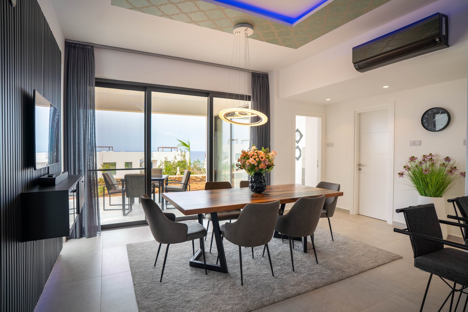 Nestled between the mountains and the sea. A brand-new, high-end, fully furnished, and modern dream villa in a prime, unobstructed oceanfront location—the kind you rarely find these days!