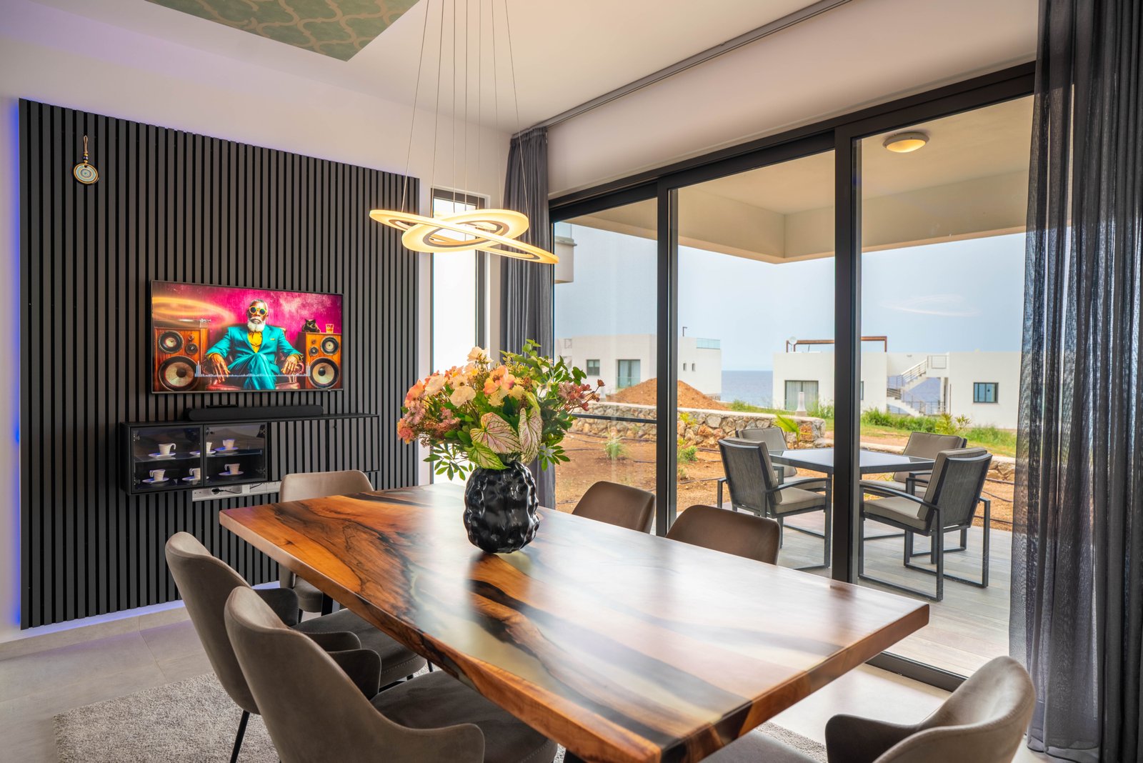 Nestled between the mountains and the sea. A brand-new, high-end, fully furnished, and modern dream villa in a prime, unobstructed oceanfront location—the kind you rarely find these days!