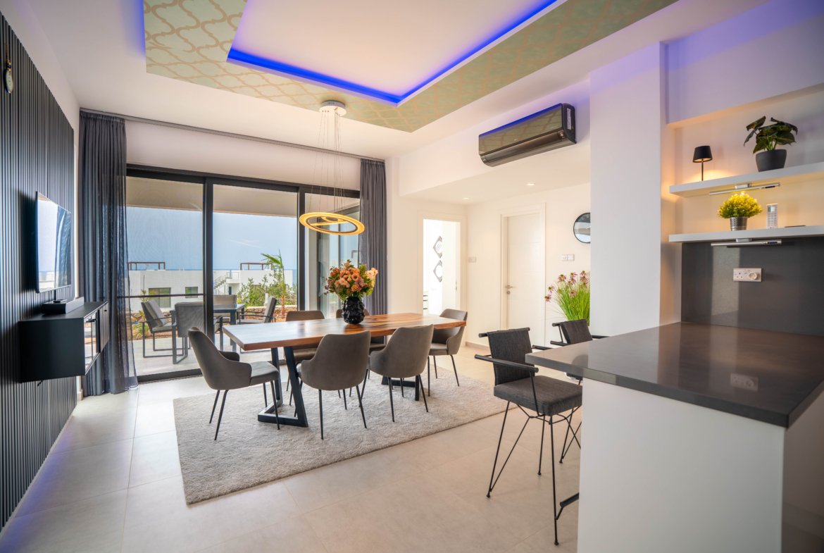 Nestled between the mountains and the sea. A brand-new, high-end, fully furnished, and modern dream villa in a prime, unobstructed oceanfront location—the kind you rarely find these days!