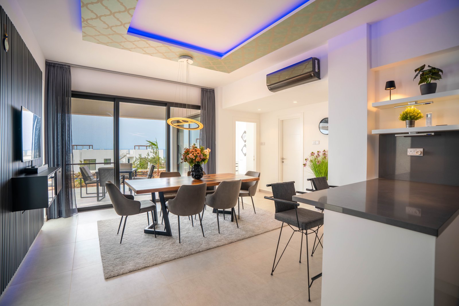 Nestled between the mountains and the sea. A brand-new, high-end, fully furnished, and modern dream villa in a prime, unobstructed oceanfront location—the kind you rarely find these days!