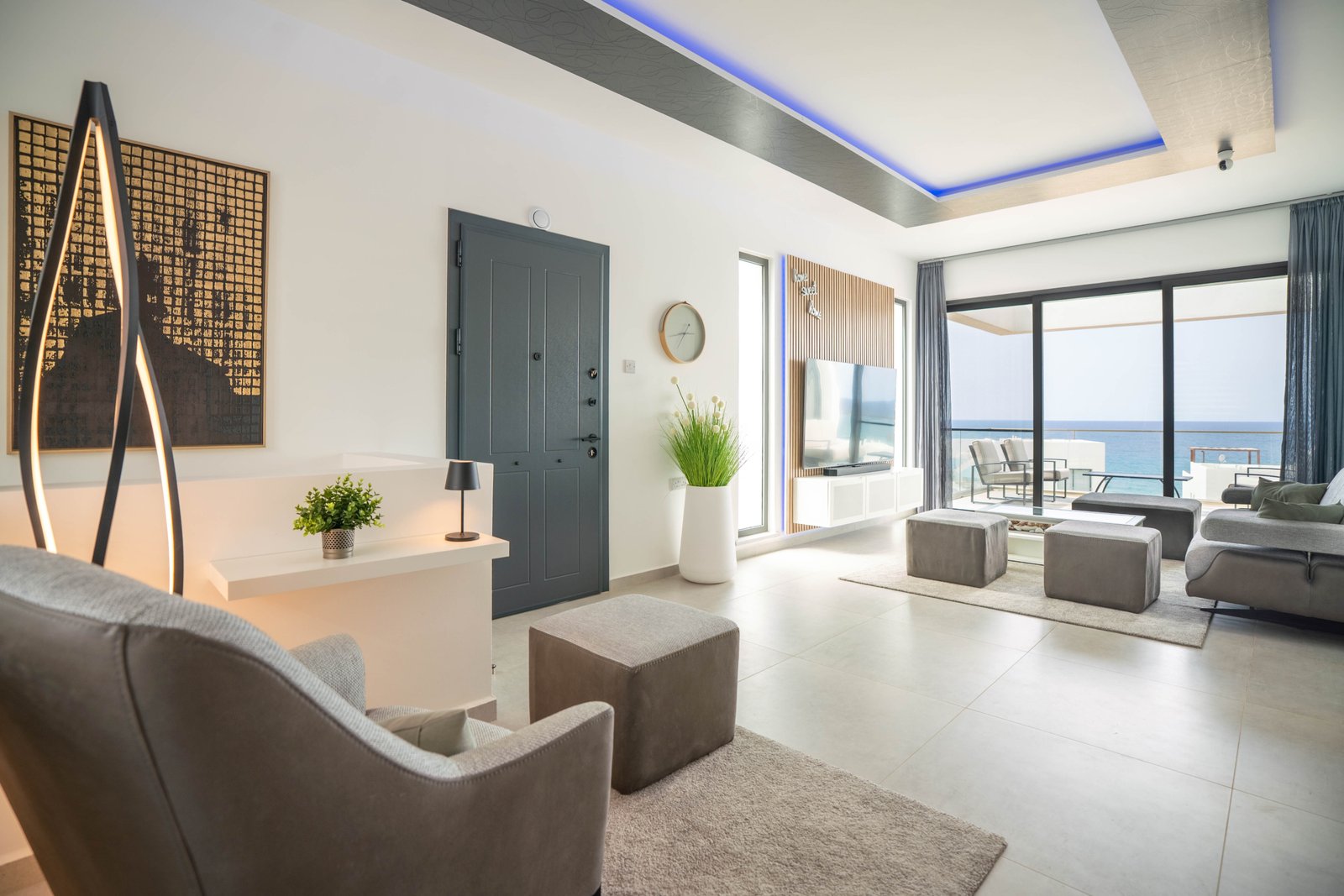 Nestled between the mountains and the sea. A brand-new, high-end, fully furnished, and modern dream villa in a prime, unobstructed oceanfront location—the kind you rarely find these days!