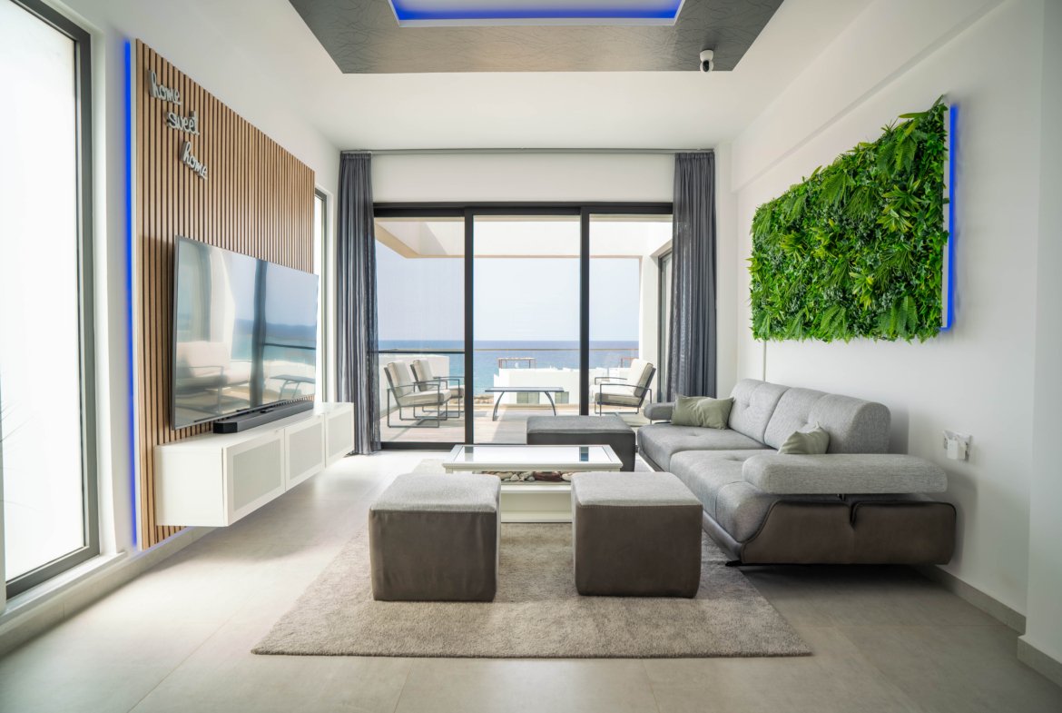 Nestled between the mountains and the sea. A brand-new, high-end, fully furnished, and modern dream villa in a prime, unobstructed oceanfront location—the kind you rarely find these days!