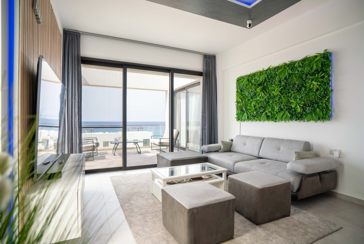 Nestled between the mountains and the sea. A brand-new, high-end, fully furnished, and modern dream villa in a prime, unobstructed oceanfront location—the kind you rarely find these days!