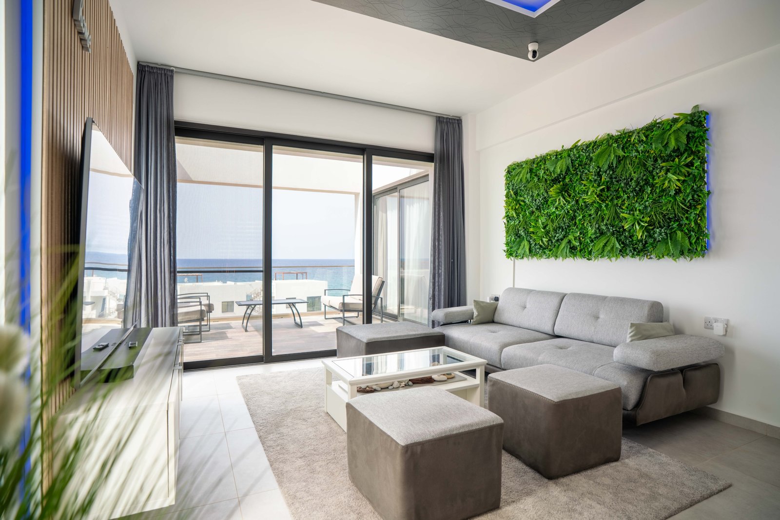 Nestled between the mountains and the sea. A brand-new, high-end, fully furnished, and modern dream villa in a prime, unobstructed oceanfront location—the kind you rarely find these days!