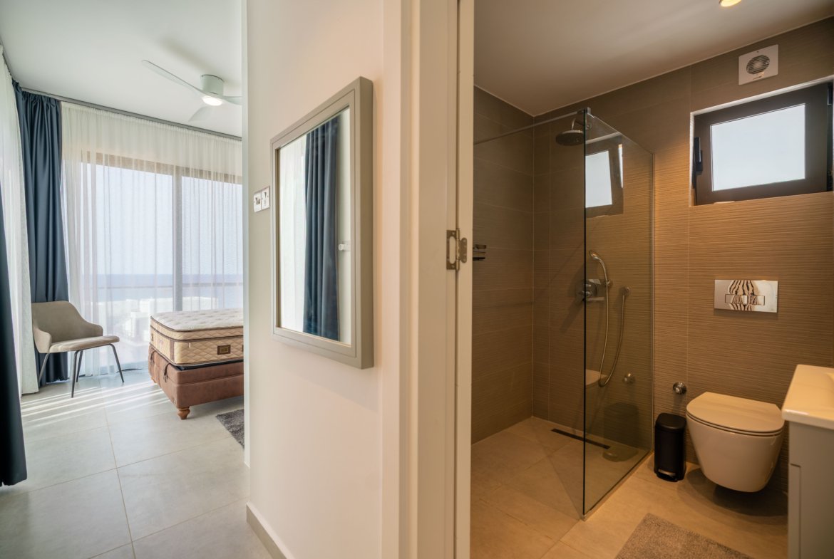 Nestled between the mountains and the sea. A brand-new, high-end, fully furnished, and modern dream villa in a prime, unobstructed oceanfront location—the kind you rarely find these days!