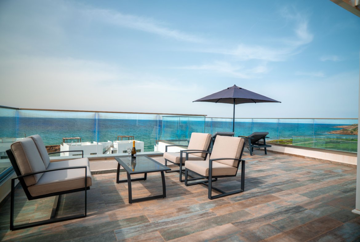 Nestled between the mountains and the sea. A brand-new, high-end, fully furnished, and modern dream villa in a prime, unobstructed oceanfront location—the kind you rarely find these days!