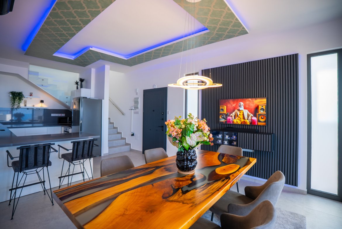 Nestled between the mountains and the sea. A brand-new, high-end, fully furnished, and modern dream villa in a prime, unobstructed oceanfront location—the kind you rarely find these days!