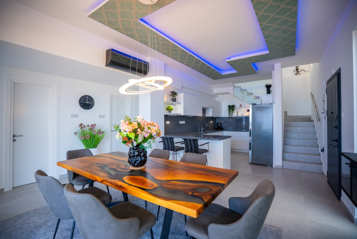 Nestled between the mountains and the sea. A brand-new, high-end, fully furnished, and modern dream villa in a prime, unobstructed oceanfront location—the kind you rarely find these days!