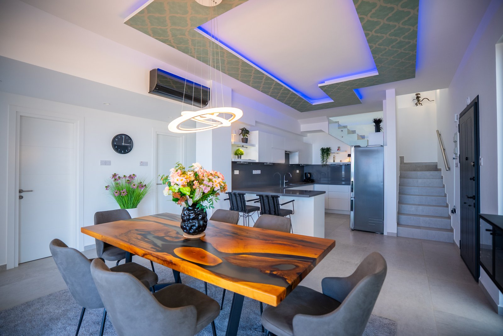 Nestled between the mountains and the sea. A brand-new, high-end, fully furnished, and modern dream villa in a prime, unobstructed oceanfront location—the kind you rarely find these days!