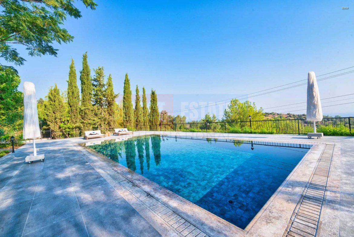 Panoramic Mediterranean Mansion in Karmi