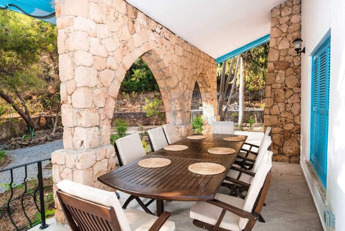 Panoramic Mediterranean Mansion in Karmi