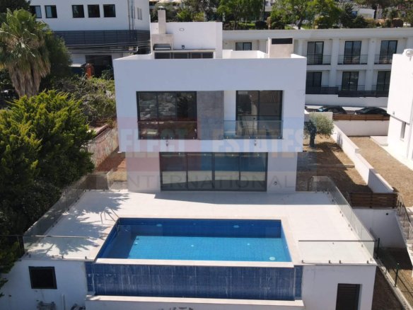 Çatalköy’de Türk Başlıklı Lüks Villa