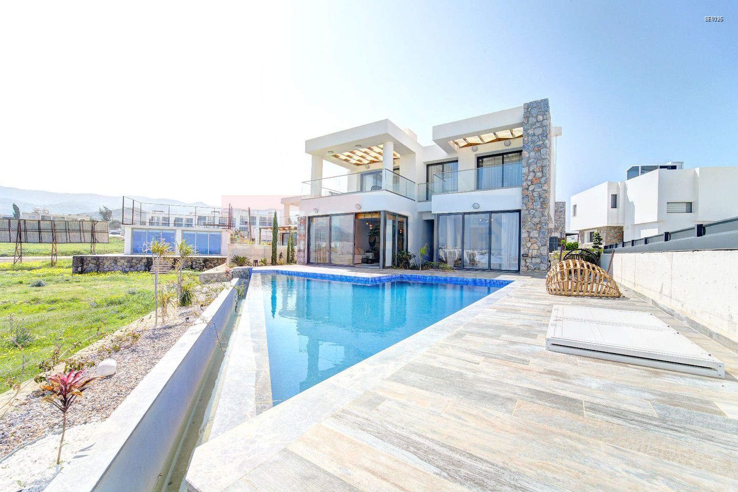 SE1025_001 Beachfront Luxury Villa