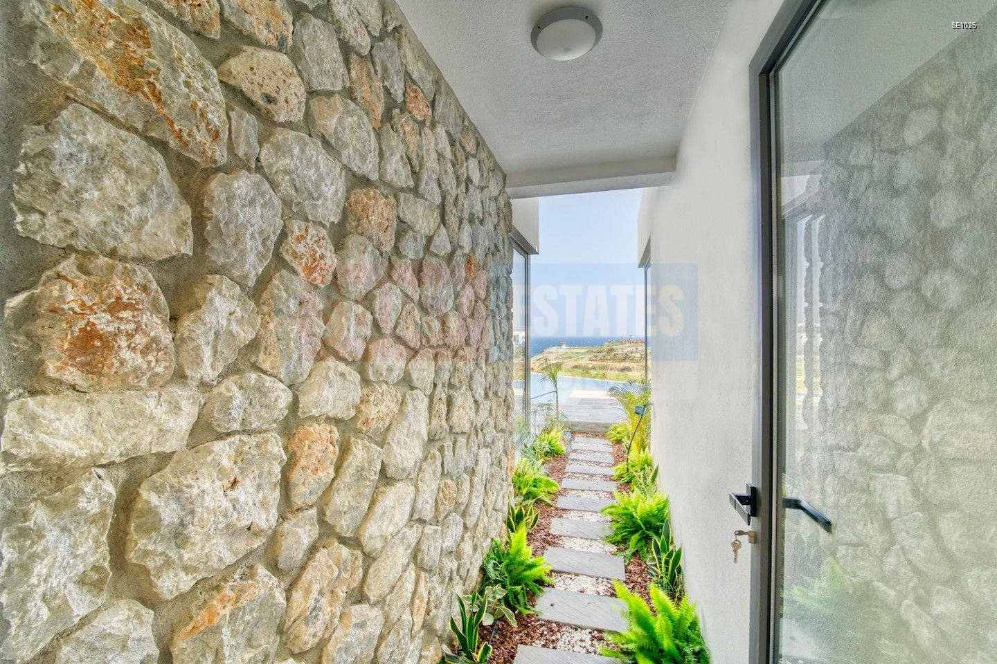 SE1025_031 Beachfront Luxury Villa